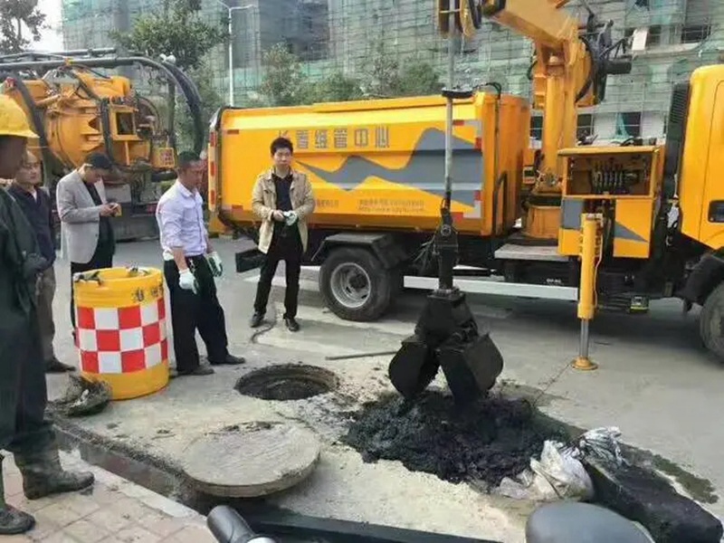 建平街道：网格员化身“清道夫”，为民解忧疏通“堵心”化粪池