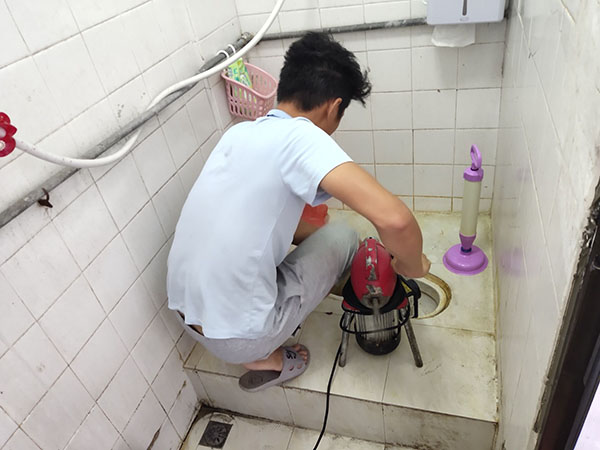 建平肥皂掉到马桶里把马桶堵住了怎么办？马桶堵住了怎么办